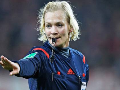 Steinhaus, primo arbitro donna in Bundesliga: è la compagna dell'ex fischietto Webb