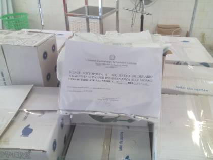 Sacchetti fuorilegge: via al maxi sequestro nel negozio cinese