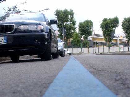Torino, per salvare il marito dalla multa mangia il voucher del parcheggio contraffatto