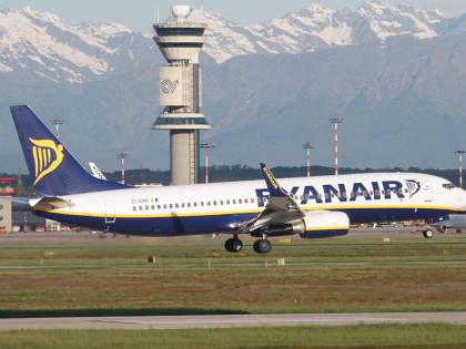 La Commissione Ue bacchetta Ryanair: ecco l'elenco dei voli cancellati