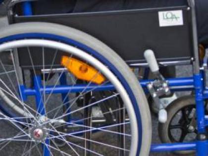 Abruzzo, ragazza autistica malmenata perché seduta sui posti riservati ai disabili