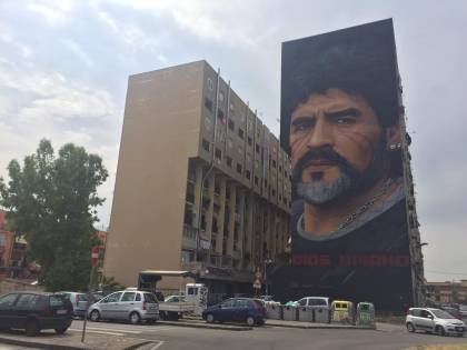 Da Maradona a Reina: quando il calciatore dà del tu ai clan