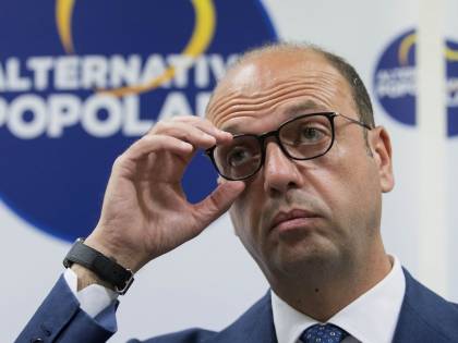Manovra, alfaniani avvisano il Pd: "Così è difficile votarla"