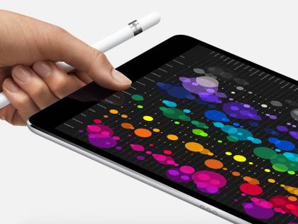 Gioca con l'iPad del papà e lo blocca fino al 2067