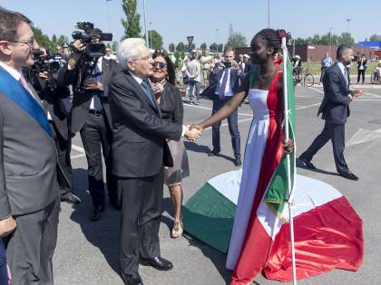 Immigrata veste col Tricolore: denunciata per vilipendio