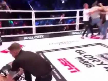 Colpisce l'avversario alle spalle ma viene aggredito dai tifosi
