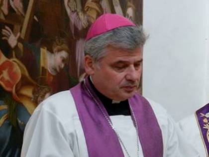 Padre Konrad porta i clochard al mare: "Nessun contagio perché i ricchi non li toccano"