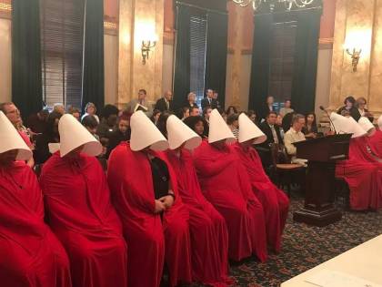 Ohio, la protesta delle "Ancelle" contro la legge che vuole limitare il diritto all'aborto