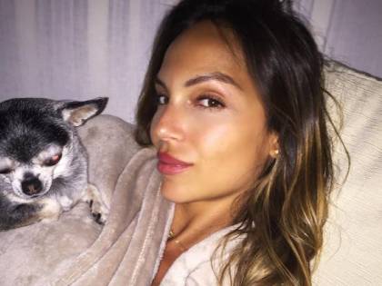 Nel giorno delle nozze Sarah Nile ricorda il padre scomparso da poco