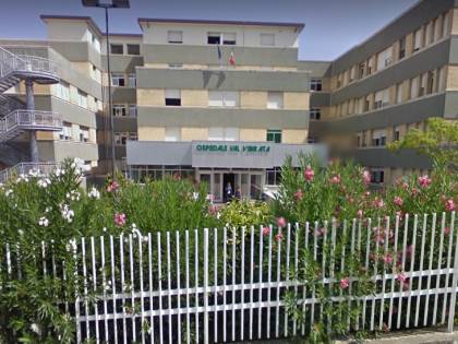 Teramo, dottoressa uccisa a coltellate davanti all'ospedale: aveva denunciato uno stalker