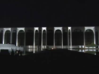 Mondadori festeggia i 110 anni con un'opera luminosa a Segrate