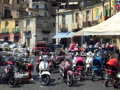 Il porto di Napoli, tra pescatori e bellezze nascoste
