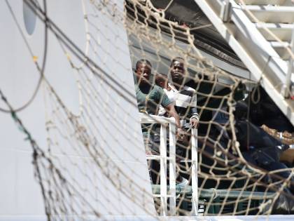 Migranti, pronto il codice per le Ong. Ma è scontro su agenti e armi a bordo