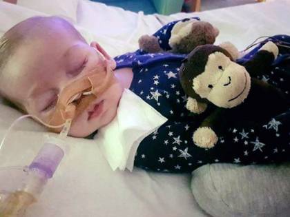 Una speranza per Charlie Gard: l'ospedale rivaluterà il caso