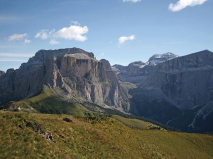 Corda da equilibrismo abusiva tra le montagne: elicottero sfiora incidente