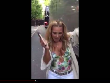 Anastacia canta e balla sulle note di Occidentali's Karma