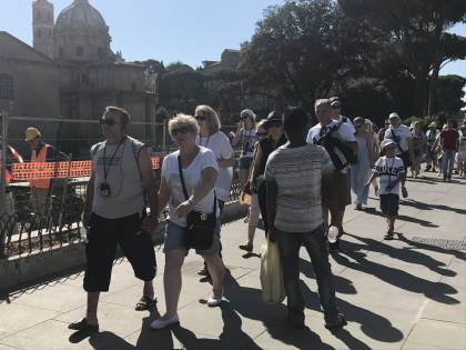 "Così guadagniamo senza pagare le tasse". Il business abusivo delle bottigliette d'acqua per i turisti