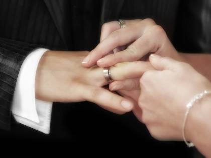 Promette di sposarlo e lo truffa per 45mila euro: ricercata una romena