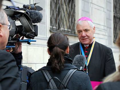 Il cardinale cacciato dal Papa: "Non può trattarci così"