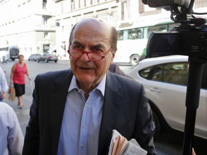 Bersani inserisce la scheda nell'urna dimenticandosi del tagliando antifrode