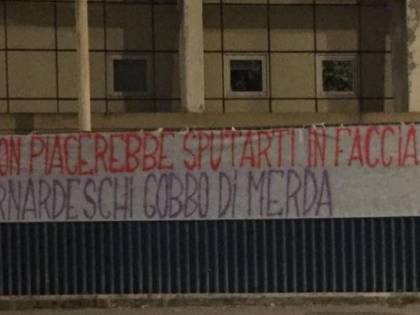 Tifosi della Fiorentina contro Bernardeschi: "Gobbo di m..."