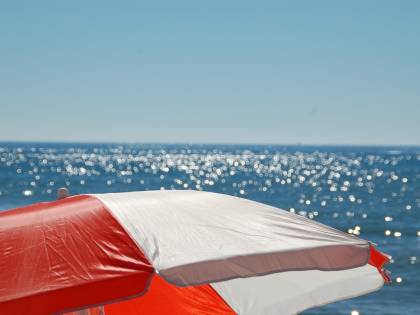 Choc a Massa, aggredita in spiaggia per aver chiesto il rispetto della distanza per il figlio malato