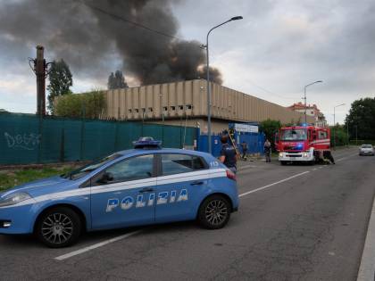 Rogo in deposito rifiuti Fiamme e fumo a Milano