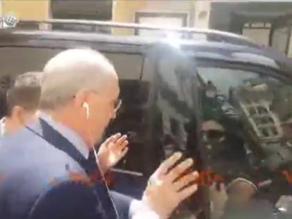 I deputati Pd aggrediti da manifestanti No Vax