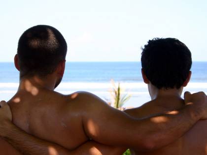 "Mio padre mi ha puntato un fucile contro perché son gay"