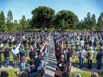 La sentenza del giudice: "Fare il saluto romano per caduti della Repubblica Sociale Italiana? Non è reato"