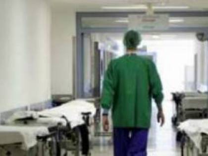 Napoli, muore in ospedale: cadavere lasciato per 3 ore nel bagno del reparto