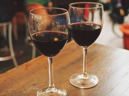 "Il vino rosso rilassa, la vodka no": la scienza analizza gli effetti dell'alcol