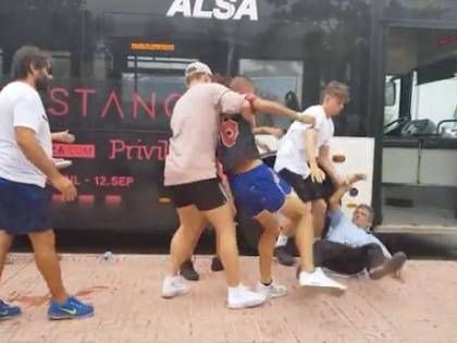 Ibiza, autista del bus aggredito a calci e pugni da due turisti