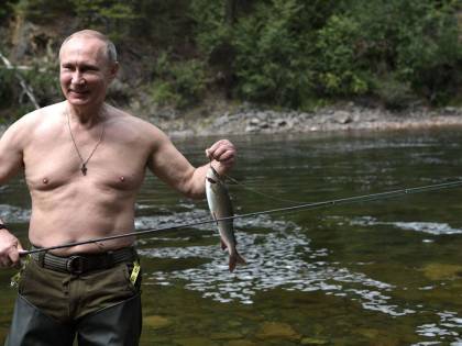 Il macho Putin a petto nudo e quei leader con la pancetta