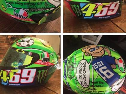 Valentino Rossi dona alla famiglia di Hayden il casco usato al Mugello