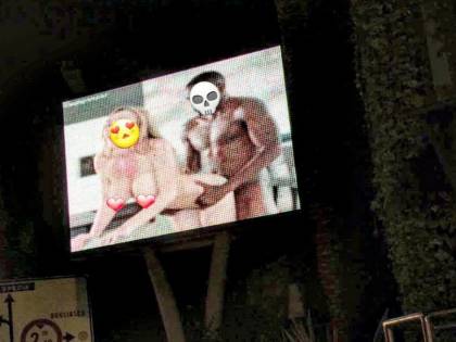 Immagini porno su display città di Bogliasco, è caccia all'hacker