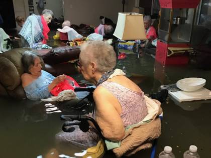Texas, anziani intrappolati in casa di riposo inondata: drammatico appello via social