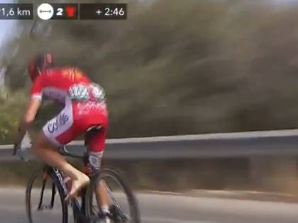 Ciclista si toglie sassolino dalla scarpa continuando a pedalare