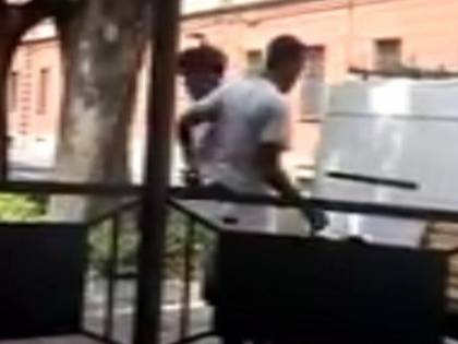 Alessandria, banda di minorenni aggredisce migrante poi pubblica il video su Fb