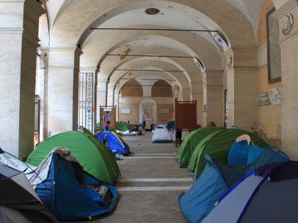 Bandiera rossa nella basilica occupata da no global e abusivi
