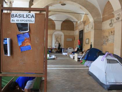 Dentro la basilica "occupata" dai movimenti per la casa