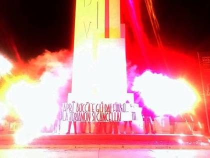 Roma, blitz contro Fiano sotto l'obelisco "Dux"