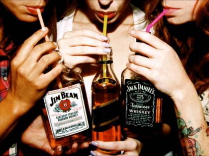 L'opuscolo per le scuole: "L'alcol? La razza bianca lo regge meglio di altre"
