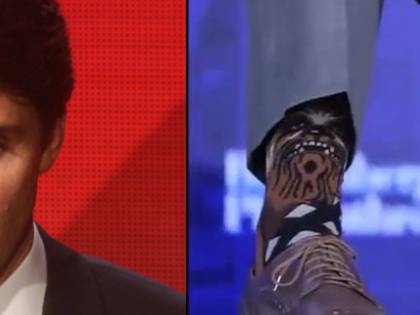 Lo scivolone di Trudeau: è andato da Bloomberg con le calze di Star Wars