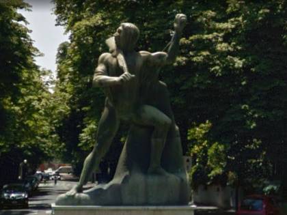 E il monumento al partigiano in realtà è un soldato fascista