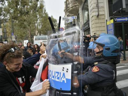 G7, i no global attaccano la polizia