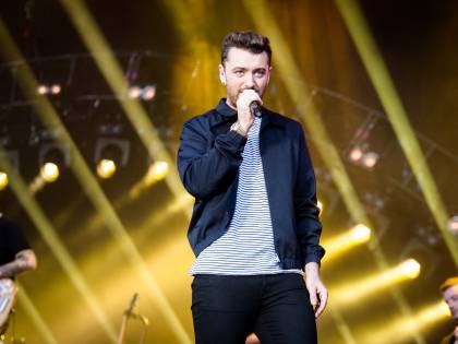 Sam Smith pizzicato a baciarsi con la star di Tredici