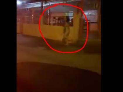 Le ruba smartphone con video hard. Lei lo rincorre tutta nuda in strada