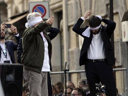 Al Pantheon protesta M5S contro il Rosatellum: c'è anche Grillo bendato