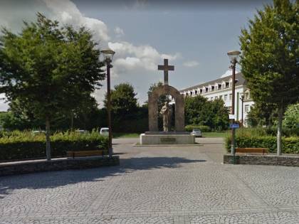 La Francia fa rimuovere la Croce dalla statua di San Giovanni Paolo II